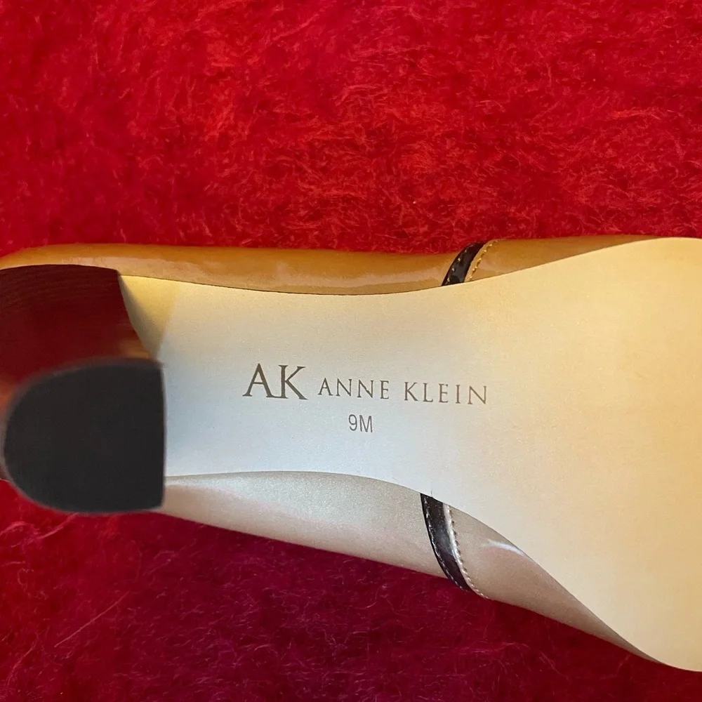 ANNE KLEIN AKSANDYA PATENT LEATHER LIGHT GOLD & BROWN WITH BOW SHOES HEELS SZ 9